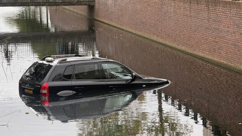 Auto belandt in water langs Speenkruid