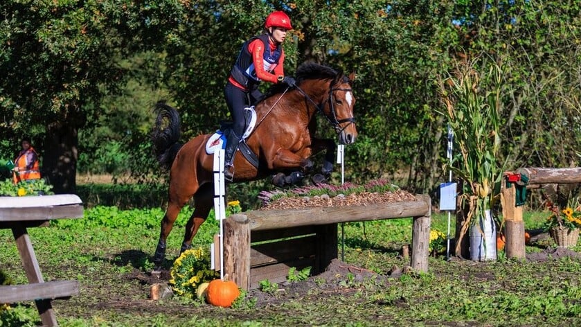 Sanne Loomans pakt goud op NK Eventing met Team Zuid-Holland