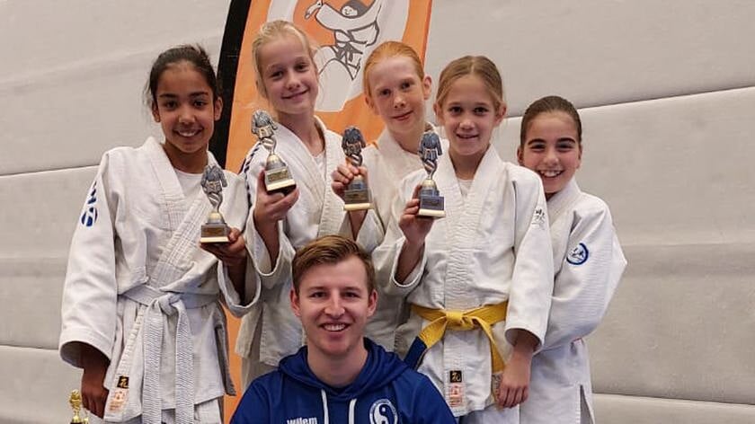 Meidenjudotoernooi bij Shizen-Hon-Tai