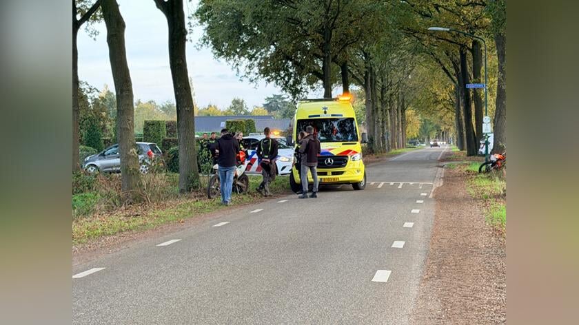 Motorrijder botst op auto op Lieshoutsedijk