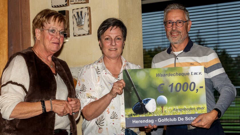 Golfers overhandigen cheque aan Met je Hart Rooi