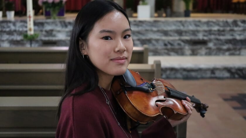 Topvioliste Sanne Lam terug in de kerk waar ze kerstliedjes zong