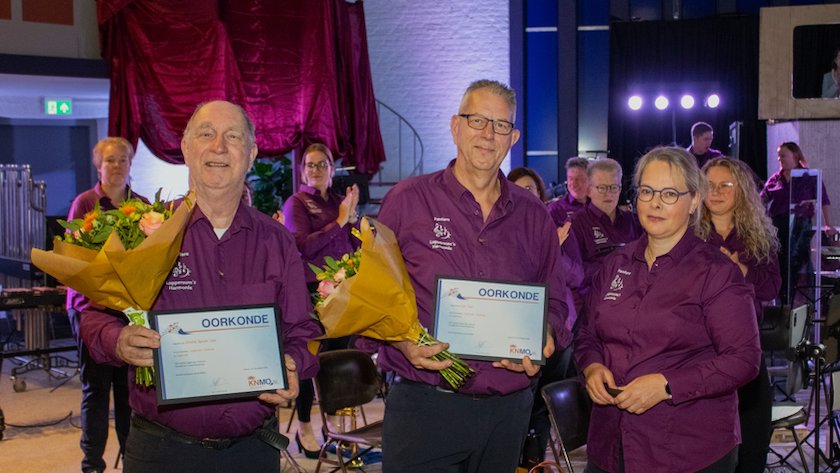 De jubilarissen met een oorkonde en een fraaie bos bloemen. Foto: Lex Sebastian.