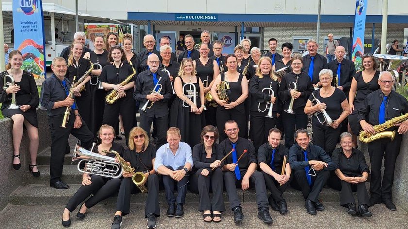 De muzikanten van B&O Uithuizen samen op Borkum. 