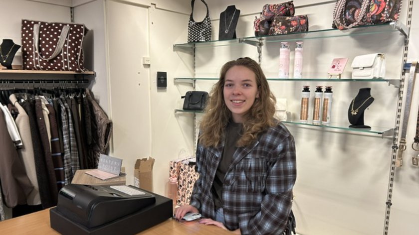 Judith Linstra is blij met de nieuwe locatie van haar winkel in Middelstum.