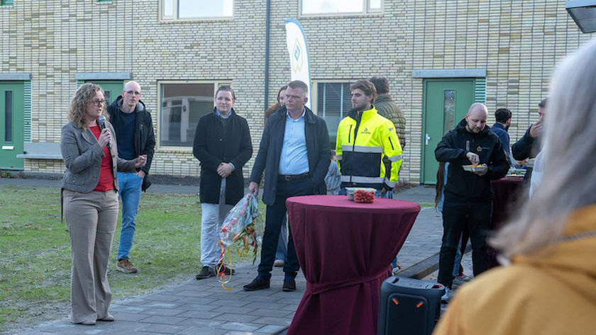 Sarah Spinder steekt de loftrompet over de nieuwe woningen (foto Gemeente Het Hogeland).