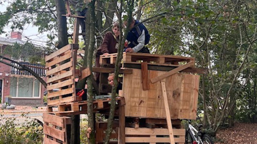 Nijnselse kinderen bouwen samen hutten