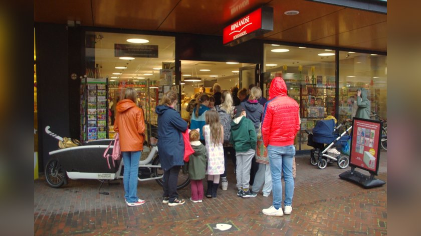 Harmen van Straaten bezoekt boekhandel in Kinderboekenweek