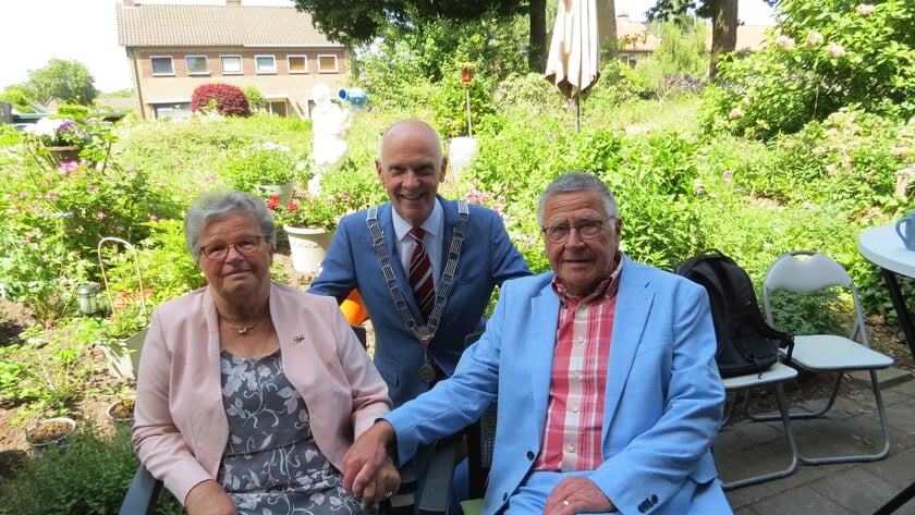 Burgemeester feliciteert briljanten bruidspaar