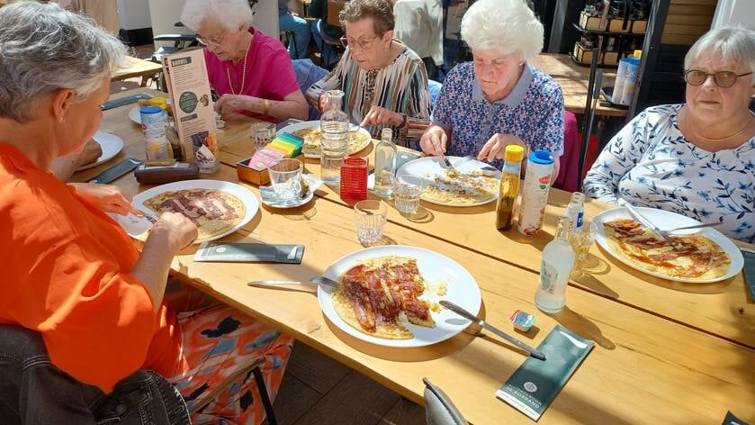 80 mensen aan de pannenkoeken