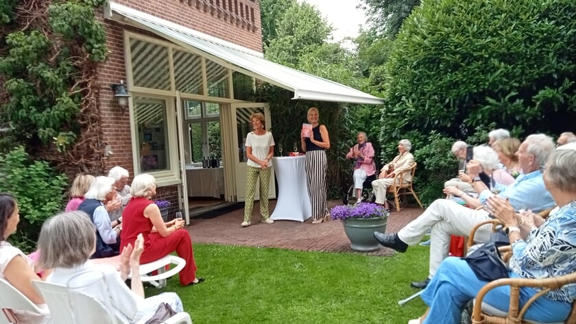 Baarnse Irene Hill doorbreekt stilte met debuutroman ‘Stilgezwegen’