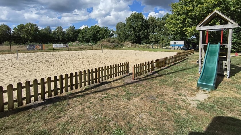 Nieuw hek beachveld TZ en Salvo ‘67