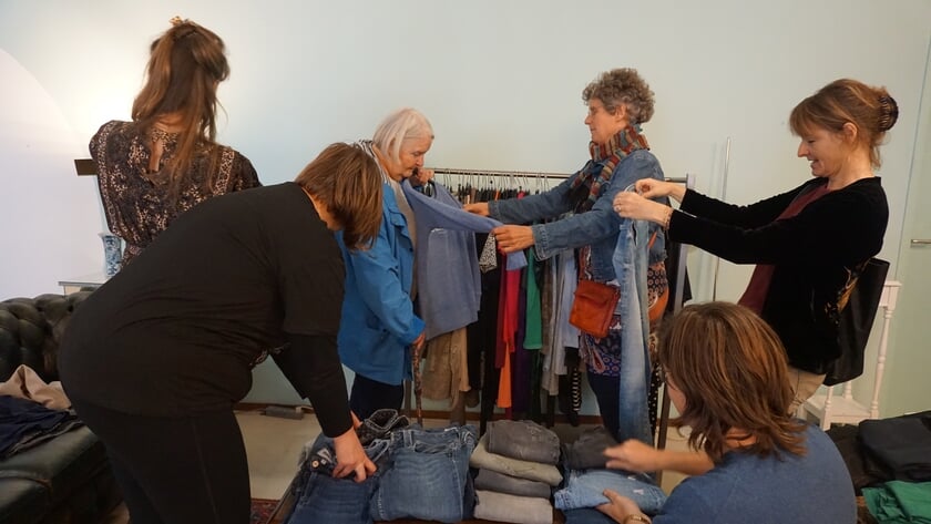 Nieuwe Liefde geeft kleding weg