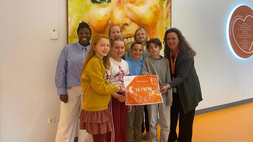Leerlingenraad overhandigt cheque aan Prinses Máxima Centrum