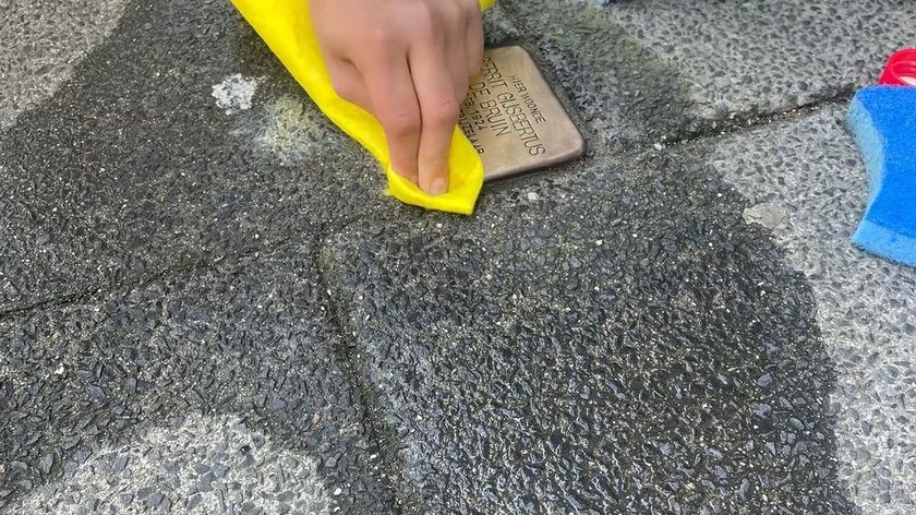 Stichting Struikelstenen Sliedrecht houdt poetsactie met vrijwilligers
