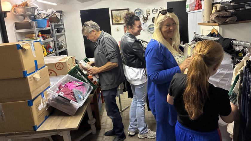 Kledingbeurs met tweedehands kleding van Stichting Helpende Handen voor goede doel; opbrengst naar lokale gezinnen die steun kunnen gebruiken