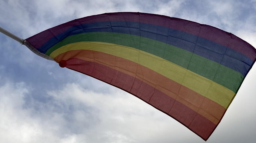 Gratis regenboogvlaggen beschikbaar voor dorpsbewoners en bedrijven: ‘Laat zien dat Ermelo wél trots is op haar veelkleurigheid!’