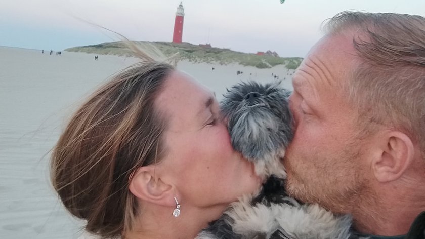 Mark en Nicolien van der Zwan met hun lieve hond Reus winnaar dierendag fotowedstrijd 2026