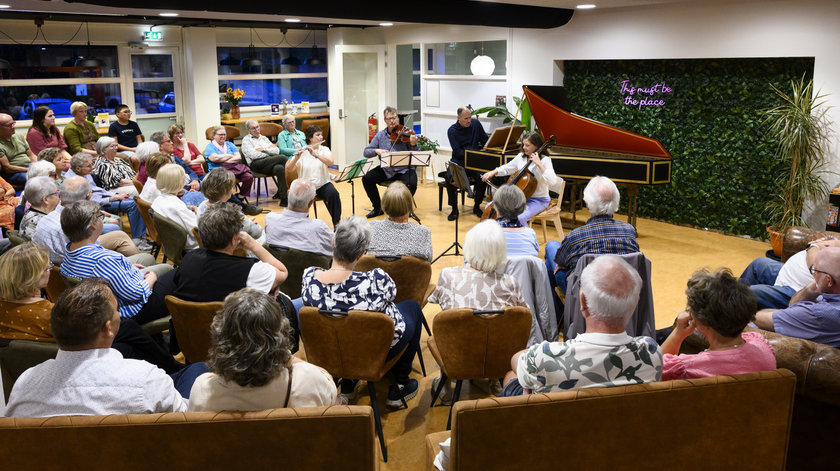 Klassieke muziek en appeltaart tijdens appeltaartconcert in Sliedrechtse bieb
