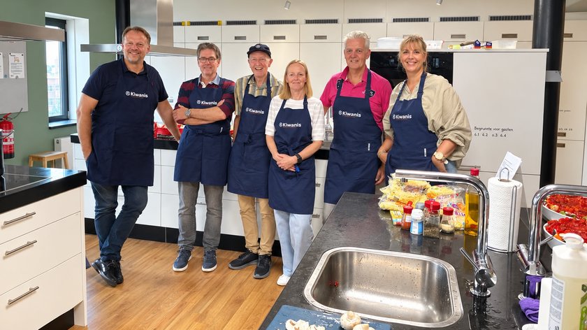 Kiwanisclub Alblasserwaard kookt in het Ronald McDonald Huis Sofia Rotterdam