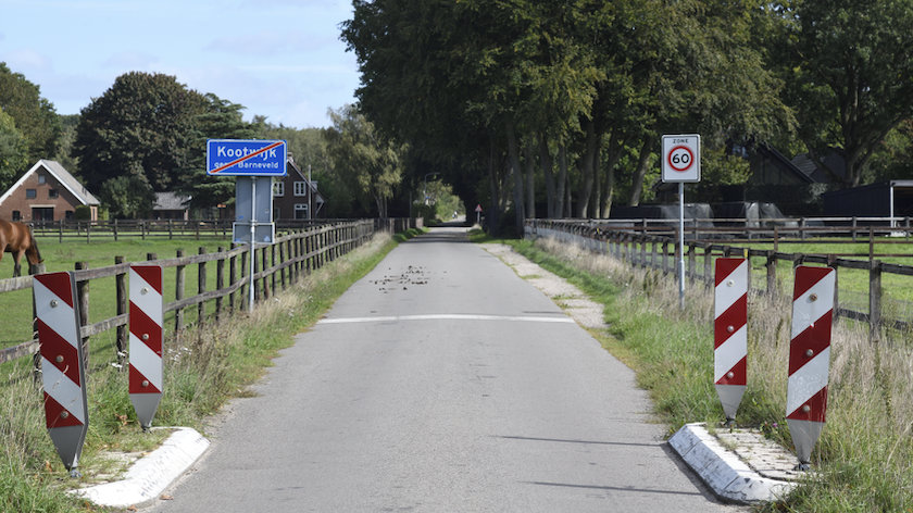 Gemeente wil weg in Kootwijk tóch verbreden, bewoners gaan alleen over de drempels