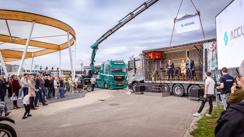 Rengineers-baas Bettink geeft Accuvol terug aan samenleving: ‘Opbrengst laadpalen voor het goede doel’