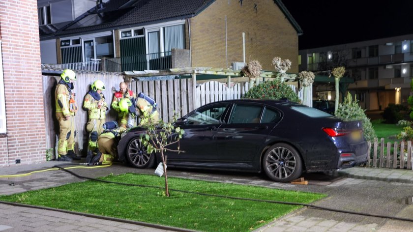 Brandstichting auto bij woning in Barneveld; bewoner blust met tuinslang