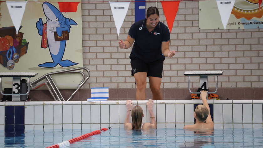 DWF krijgt zwemclinic van meervoudig olympisch kampioene Ranomi Kromowidjojo: ‘Ik ben hier heel goed ontvangen, het is goed geregeld bij DWF ‘