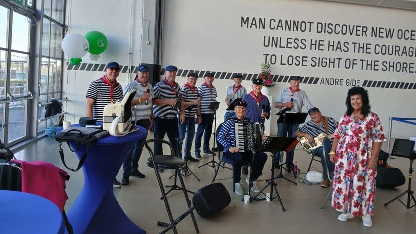Shantykoor De Hoeksche Waard verwelkomt passagiers cruiseschip