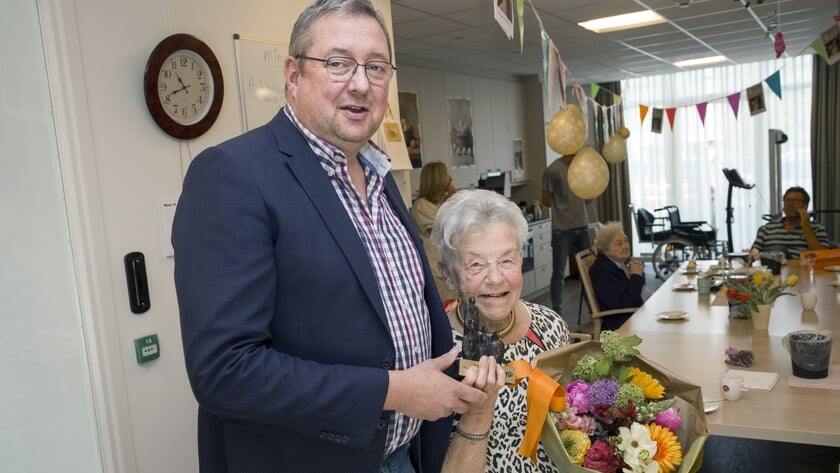 Waarderingsgeschenk voor Corrie Bekker en Lea Schoolmeester: 50 jaar vrijwilliger bij Zorgwaard