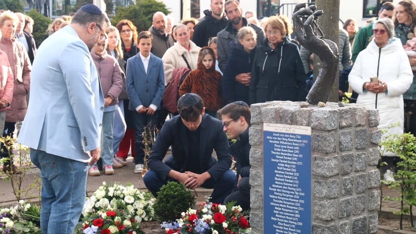 Familie Marga Vogel plantte struik bij Joods monument