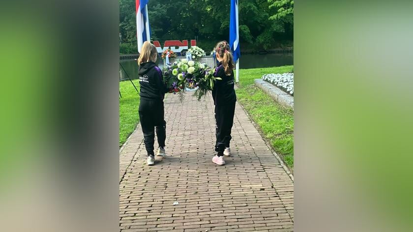 Jonge Turnsters leggen krans op Dodenherdenking