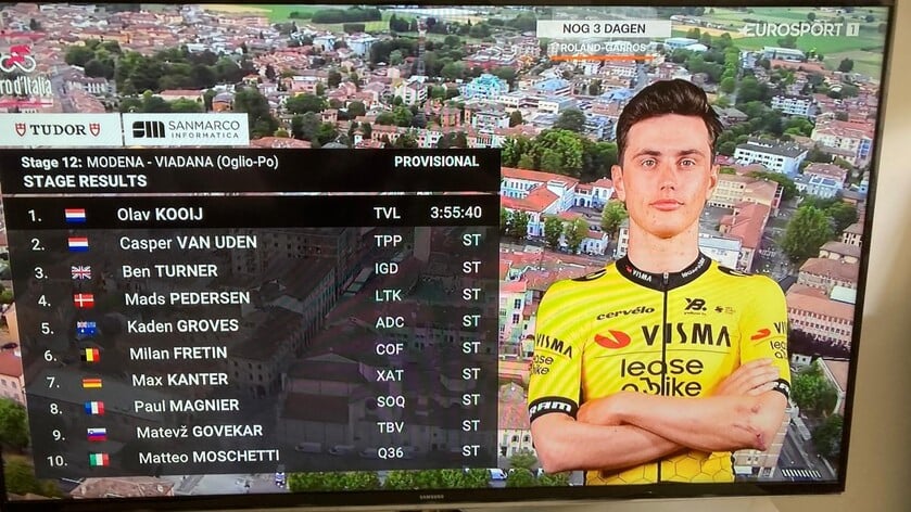 Wielrenner Olav Kooij pakt ritzege in de Giro