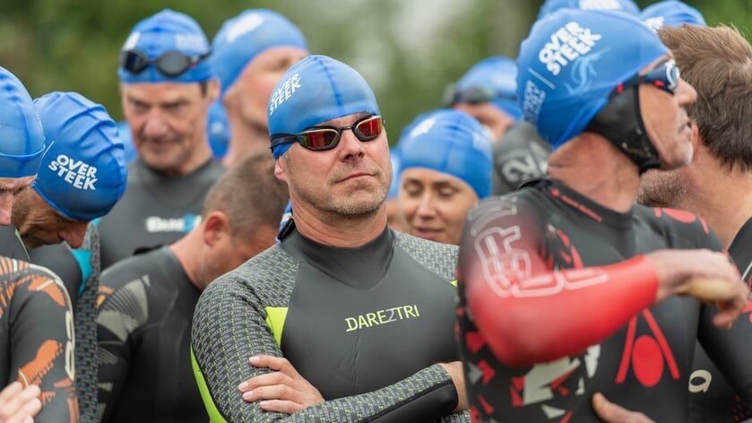 Zwemtocht dwars door het Haringvliet voor Stichting Maas