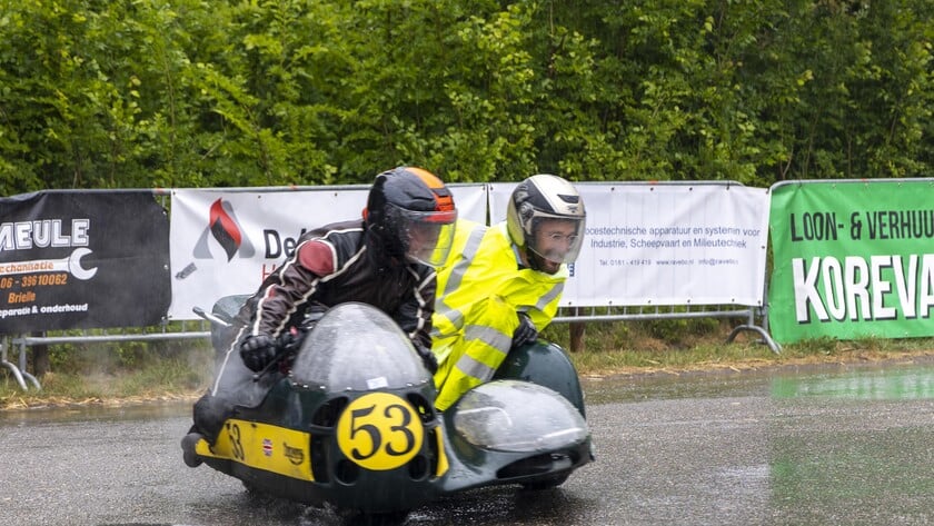 Burgemeester Arno Scheepers opent Rockanje Classic Races geheel in stijl