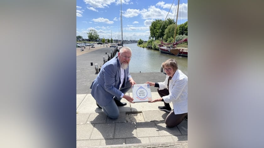 Vrouwen van Nu legt tegel: HIER BEGINT DE ZEE
