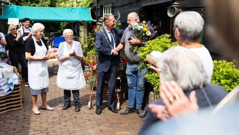 Bakker Jan de Koning krijgt Waarderingsgeschenk gemeente