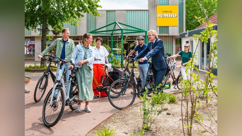 Collegeleden verkennen op de fiets verbeterde en geplande wijkaanpak in Spijkenisse