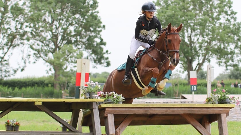 Veri Zuidgeest (13) twee keer Regiokampioen Zuid-Holland Eventing