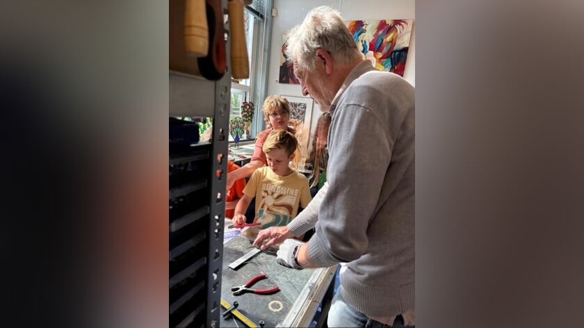 Leeuwenhartschool maakt kennis met glaskunst