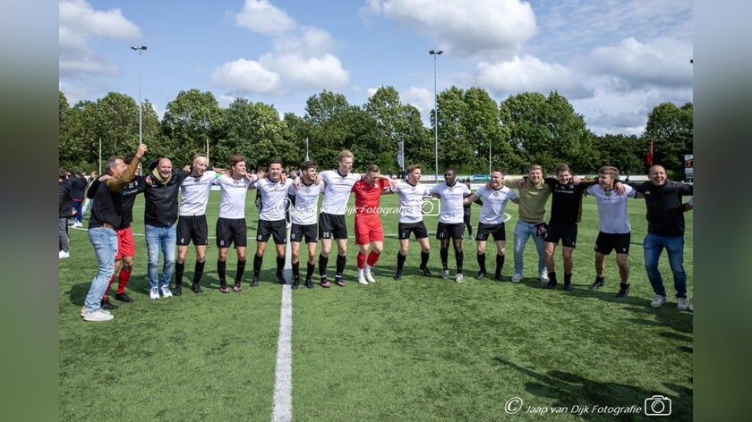 Steeds Hooger Oud-Beijerland doet naam eer aan: promotie naar vierde divisie !