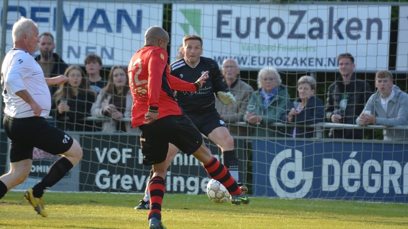 Nostalgie en sportiviteit bij reüniewedstrijd NSVV tegen SSS