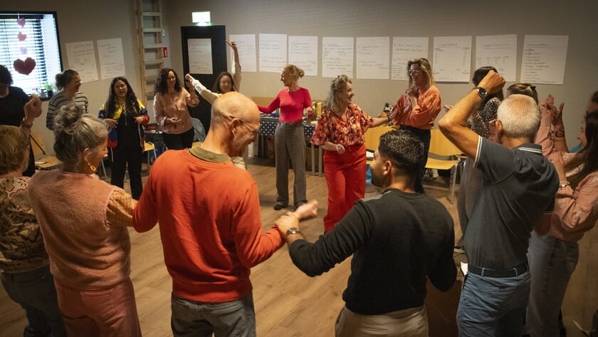 Eilanders en overkanters spelen “Niet normaal!” in Diekhuus