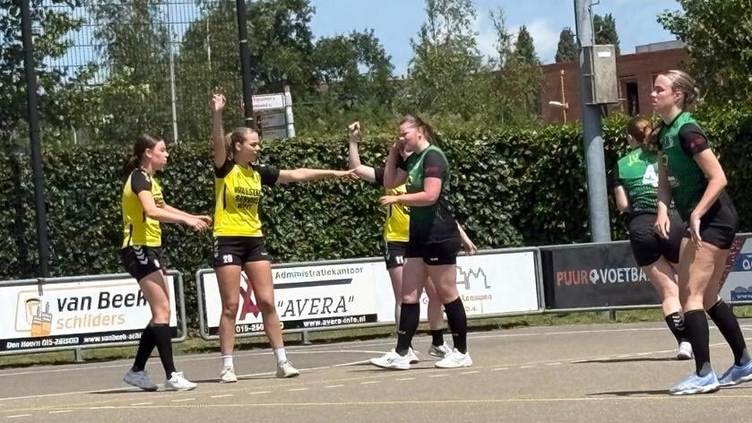 Handbalsters Helius winnen twee keer op rij