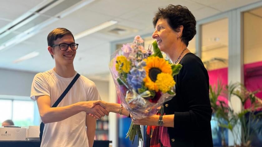 Wethouder Hanneke Stengs feliciteert de ambassadeur MBO 2025, David Sudmeier
