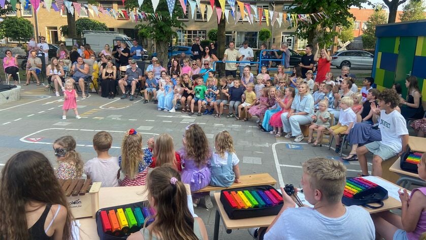 Feestelijk Tuinstoelenconcert groot succes op IKC ’t Kraaienest