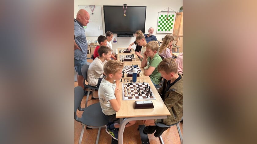 Schaaklessen maken schooljeugd ‘t Kraaienest en De Wegwijzer enthousiast