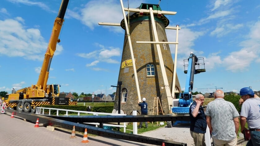 Nieuwe wieken en staartwerk korenmolen De Lelie op 23 juni aangebracht