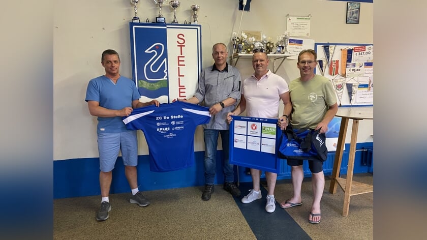 Spiksplinternieuwe t-shirts én sporttassen voor zwemmers van Z.C. De Stelle!