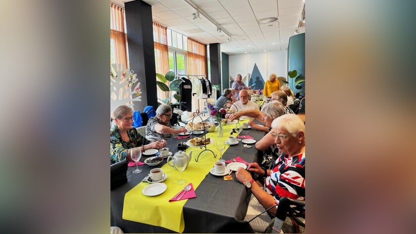 High tea gasten voor gasten van de Zonnebloem